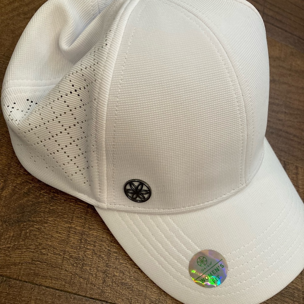 GAIAM NWOT White Performance Hat Lightweight Fitness Golf Tennis Pickleball